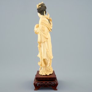 Une figure d'une musicienne en ivoire sculpté sur socle, début du 20ème — photo 4
