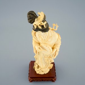 Une figure d'une musicienne en ivoire sculpté sur socle, début du 20ème — photo 5