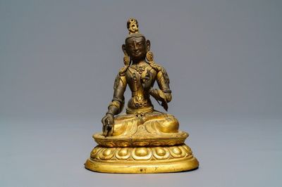 Une figure d'une Tara Blanche en cuivre doré incrusté, Sino-Tibet, 18/19ème