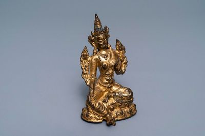 Une figure d'une Tara Verte en bronze doré, Sino-Tibet, 17/18ème
