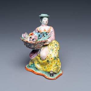 Une figure d'une vendeuse de fleurs aux seins nus en faïence polychrome de Delft petit feu, 18ème — photo 1