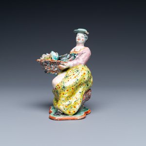 Une figure d'une vendeuse de fleurs aux seins nus en faïence polychrome de Delft petit feu, 18ème — photo 3