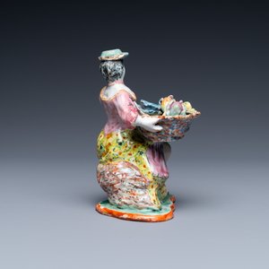 Une figure d'une vendeuse de fleurs aux seins nus en faïence polychrome de Delft petit feu, 18ème — photo 5