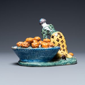 Une figure d'une vendeuse de fruits en faïence polychrome de Delft, 18ème — photo 5