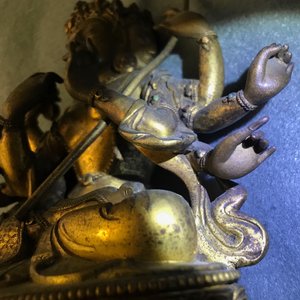 Une figure d'Ushnishavijaya en bronze doré incrusté, Sino-Tibet, 17/18ème — photo 12