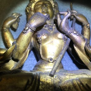 Une figure d'Ushnishavijaya en bronze doré incrusté, Sino-Tibet, 17/18ème — photo 8