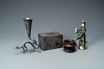 Une figure en argent émaillé, un vase en argent, un brûle-parfum et une boîte en cuivre incrusté, Chine, 19/20ème