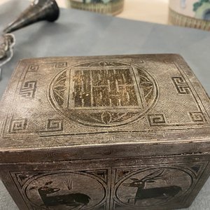 Une figure en argent émaillé, un vase en argent, un brûle-parfum et une boîte en cuivre incrusté, Chine, 19/20ème — photo 21