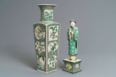 Une figure en biscuit émaillé vert sur socle et un vase de forme carré, Kangxi et après