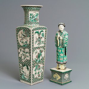 Une figure en biscuit émaillé vert sur socle et un vase de forme carré, Kangxi et après — photo 1