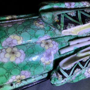 Une figure en biscuit émaillé vert sur socle et un vase de forme carré, Kangxi et après — photo 11