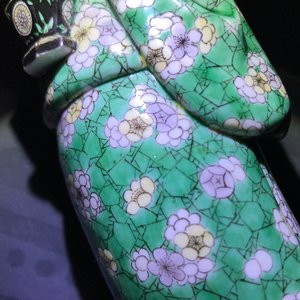 Une figure en biscuit émaillé vert sur socle et un vase de forme carré, Kangxi et après — photo 13