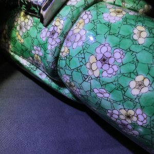 Une figure en biscuit émaillé vert sur socle et un vase de forme carré, Kangxi et après — photo 14