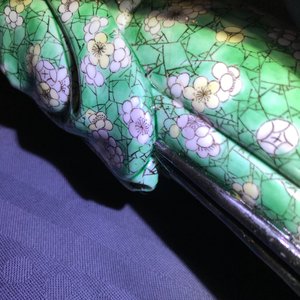Une figure en biscuit émaillé vert sur socle et un vase de forme carré, Kangxi et après — photo 16