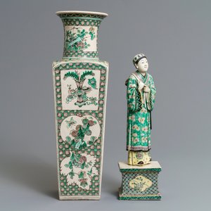Une figure en biscuit émaillé vert sur socle et un vase de forme carré, Kangxi et après — photo 2