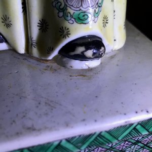 Une figure en biscuit émaillé vert sur socle et un vase de forme carré, Kangxi et après — photo 21