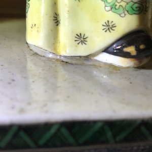 Une figure en biscuit émaillé vert sur socle et un vase de forme carré, Kangxi et après — photo 22