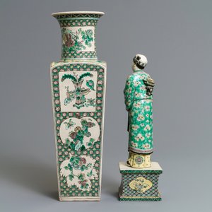 Une figure en biscuit émaillé vert sur socle et un vase de forme carré, Kangxi et après — photo 4