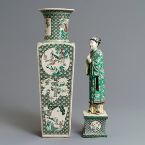 Une figure en biscuit émaillé vert sur socle et un vase de forme carré, Kangxi et après — photo 5