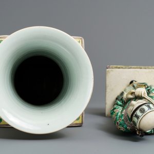 Une figure en biscuit émaillé vert sur socle et un vase de forme carré, Kangxi et après — photo 7