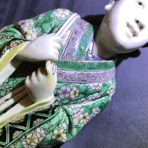 Une figure en biscuit émaillé vert sur socle et un vase de forme carré, Kangxi et après — photo 8