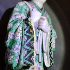 Une figure en biscuit émaillé vert sur socle et un vase de forme carré, Kangxi et après — photo 9