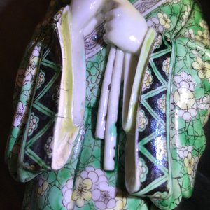 Une figure en biscuit émaillé vert sur socle et un vase de forme carré, Kangxi et après — photo 10