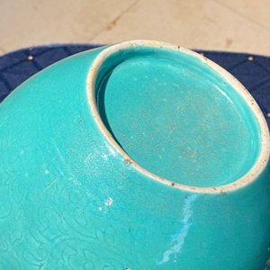 Une figure en biscuit émaillé vert, un pot à décor de lotus et une coupe en porcelaine de Chine en bleu et blanc, Kangxi et après — photo 15