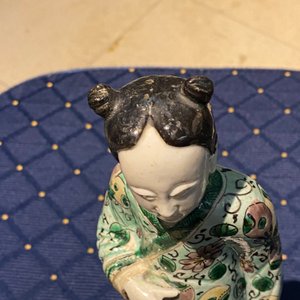 Une figure en biscuit émaillé vert, un pot à décor de lotus et une coupe en porcelaine de Chine en bleu et blanc, Kangxi et après — photo 16