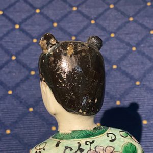 Une figure en biscuit émaillé vert, un pot à décor de lotus et une coupe en porcelaine de Chine en bleu et blanc, Kangxi et après — photo 17