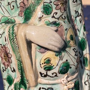 Une figure en biscuit émaillé vert, un pot à décor de lotus et une coupe en porcelaine de Chine en bleu et blanc, Kangxi et après — photo 21