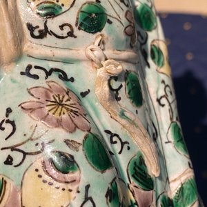 Une figure en biscuit émaillé vert, un pot à décor de lotus et une coupe en porcelaine de Chine en bleu et blanc, Kangxi et après — photo 22