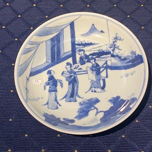 Une figure en biscuit émaillé vert, un pot à décor de lotus et une coupe en porcelaine de Chine en bleu et blanc, Kangxi et après — photo 23