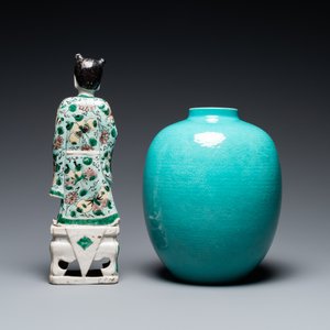 Une figure en biscuit émaillé vert, un pot à décor de lotus et une coupe en porcelaine de Chine en bleu et blanc, Kangxi et après — photo 6