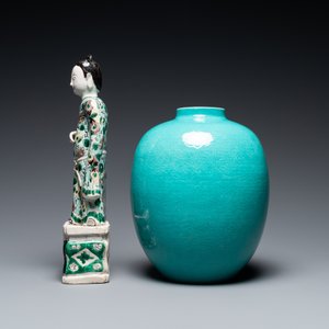 Une figure en biscuit émaillé vert, un pot à décor de lotus et une coupe en porcelaine de Chine en bleu et blanc, Kangxi et après — photo 7