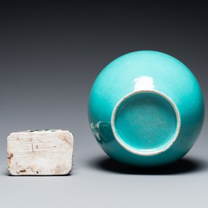 Une figure en biscuit émaillé vert, un pot à décor de lotus et une coupe en porcelaine de Chine en bleu et blanc, Kangxi et après — photo 8