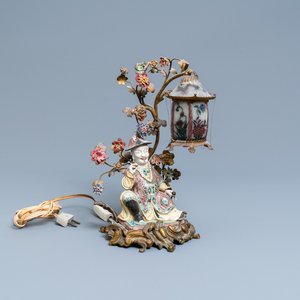 Une figure en porcelaine de Chine famille verte montée en lampe en bronze, verre et porcelaine de Samson, 19ème — photo 1