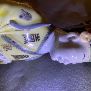 Une figure en porcelaine de Chine sur socle en bois sculpté, Kangxi — photo 11