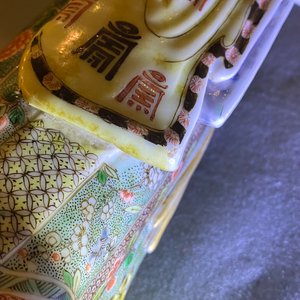 Une figure en porcelaine de Chine sur socle en bois sculpté, Kangxi — photo 12