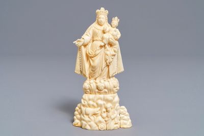 Une figure indo-portugaise de la Vierge à l'enfant en ivoire sculpté, Goa, 19ème