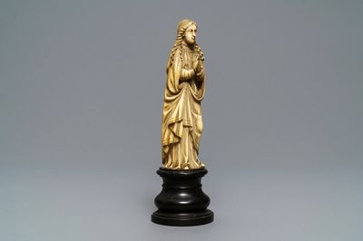Une figure indo-portugaise de la Vierge en ivoire sculpté, Goa, 18/19ème