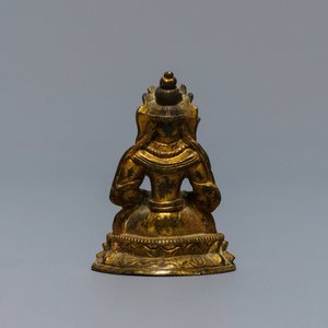 Une figure miniature de Bouddha en bronze doré, Sino-Tibet, 16/17ème — photo 2