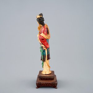 Une figure polychrome de Guanyin en ivoire sculpté sur socle en bois, 19ème — photo 5