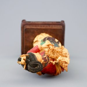 Une figure polychrome de Guanyin en ivoire sculpté sur socle en bois, 19ème — photo 6