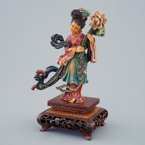 Une figure polychrome d'une beauté aux fleurs en ivoire sculpté sur socle en bois, début du 20ème — photo 1