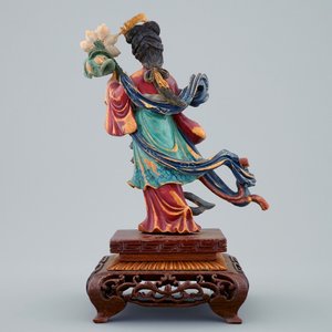 Une figure polychrome d'une beauté aux fleurs en ivoire sculpté sur socle en bois, début du 20ème — photo 4