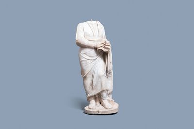 Une figure romaine en marbre figurant un philosophe au rouleau de parchemin, ca. 2ème siècle