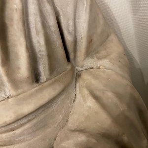 Une figure romaine en marbre figurant un philosophe au rouleau de parchemin, ca. 2ème siècle — photo 11