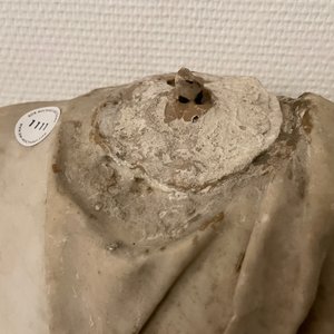 Une figure romaine en marbre figurant un philosophe au rouleau de parchemin, ca. 2ème siècle — photo 7