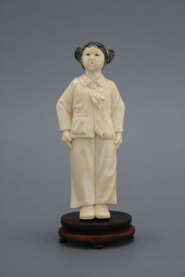 Une fille en ivoire sculpté, Chine, Révolution Culturelle, 20e